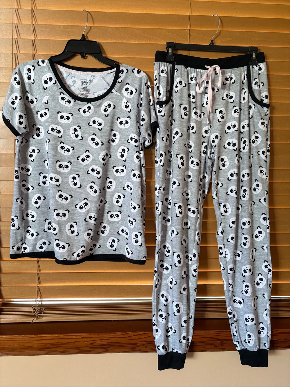 PILLOW TALK Cozy NWOT Panda Print Women's Pajama Set. Gray & Black Trim. Medium